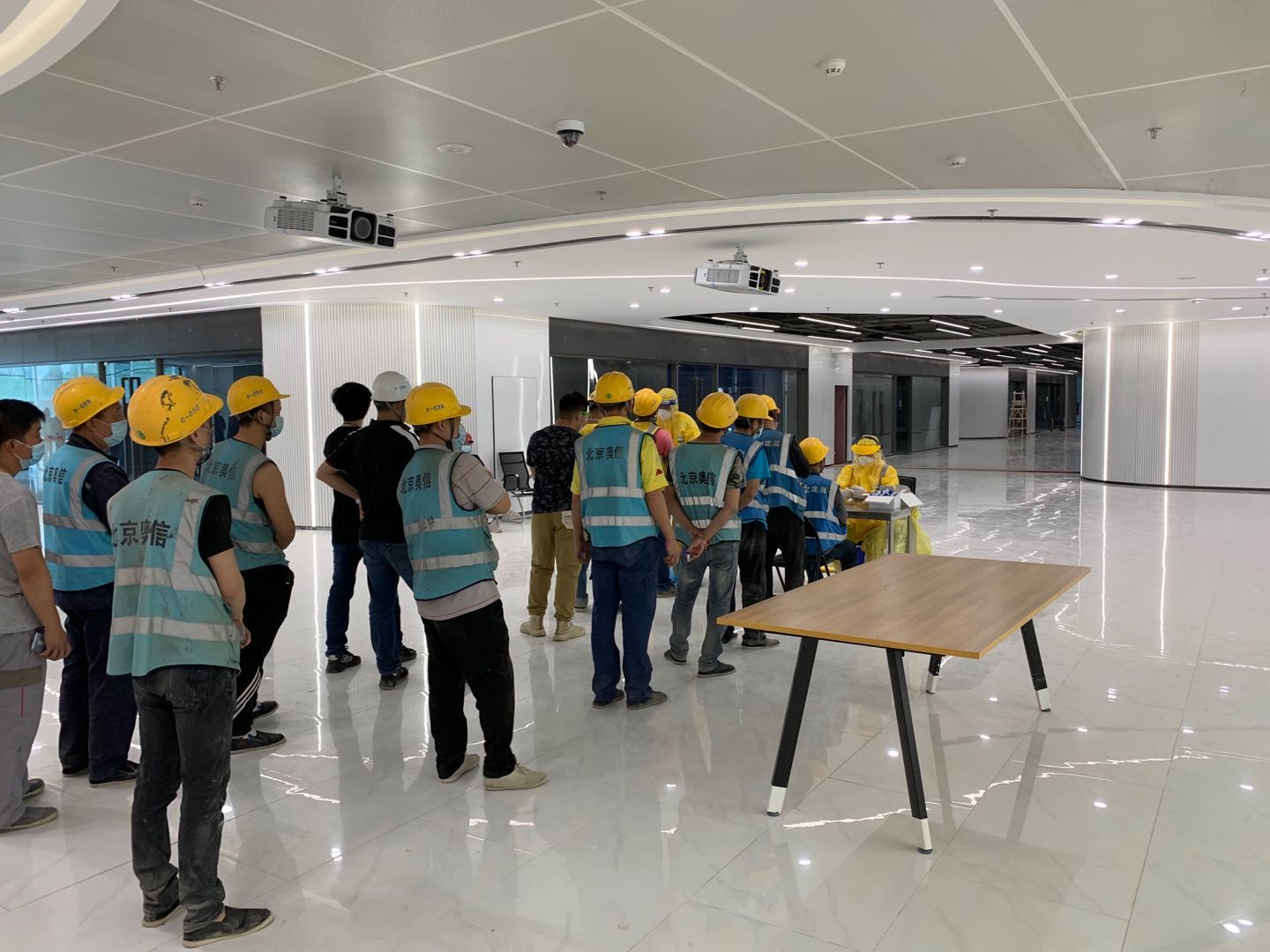 為加強(qiáng)疫情防控工作，公司組織項(xiàng)目部全體員工做核酸檢測(cè)